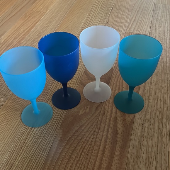 Plastic Wine Glasses - Picture 3 of 3
